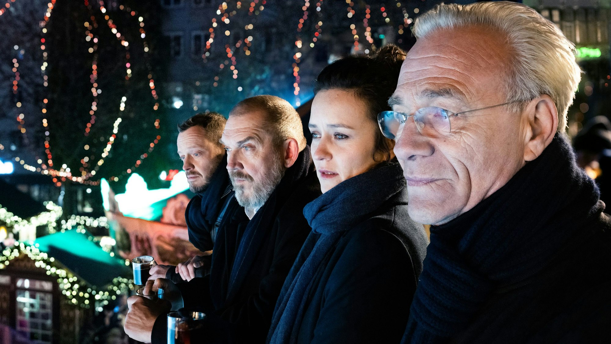 Auf dem Weihnachtsmarkt am Heumarkt: Max Ballauf (Klaus J. Behrendt, r), Natalie Förster (Tinka Fürst 2.v.r.), Freddy Schenk (Dietmar Bär) 2.v.l.) und Norbert Jütte (Roland Riebeling l). (Archivbild)