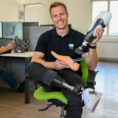 Markus Rehm ist Prothesen-Weitspringer und Orthopädiemechaniker.  Er zeigt seine neue Badeschlappen-Prothese.