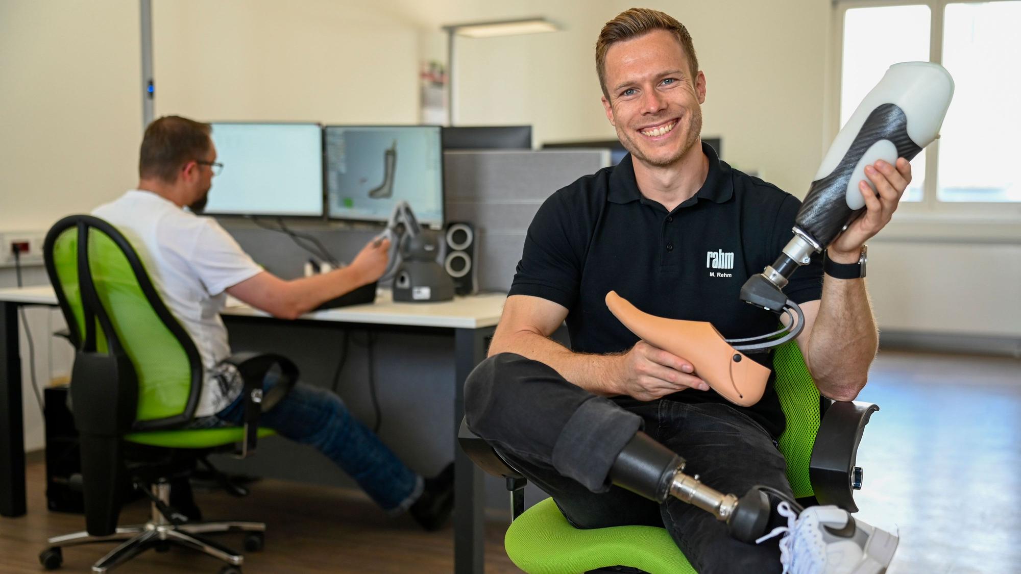 Markus Rehm ist Prothesen-Weitspringer und Orthopädiemechaniker. Er zeigt seine neue Badeschlappen-Prothese.