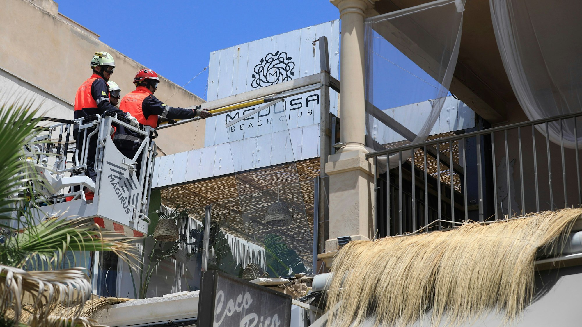 Feuerwehrleute arbeiten nach dem Einsturz am Gebäude des Medusa Beach Club.