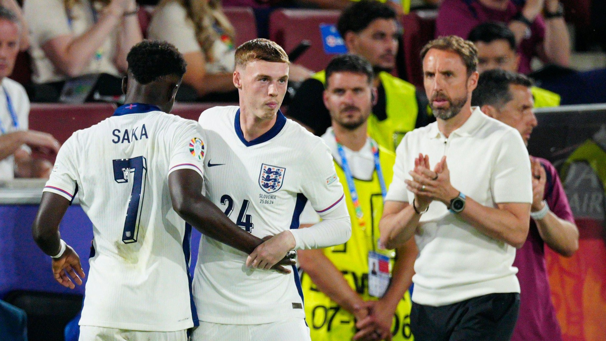 Cole Palmer (l.) und Bukayo Sakamit Trainer Gareth Southgate am Dienstagabend (25. Juni) im Spiel gegen Slowenien in Köln.