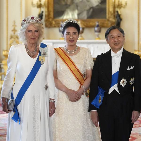 König Charles III (r) und seine Gemahlin Königin Camilla (l) begrüßen Kaiser Naruhito und seine Gemahlin Kaiserin Masako zu einem Staatsbankett im Buckingham Palace.