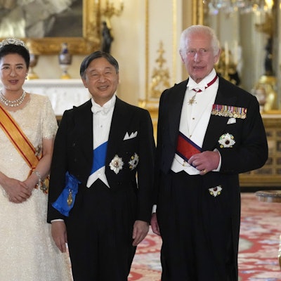 König Charles III (r) und seine Gemahlin Königin Camilla (l) begrüßen Kaiser Naruhito und seine Gemahlin Kaiserin Masako zu einem Staatsbankett im Buckingham Palace.