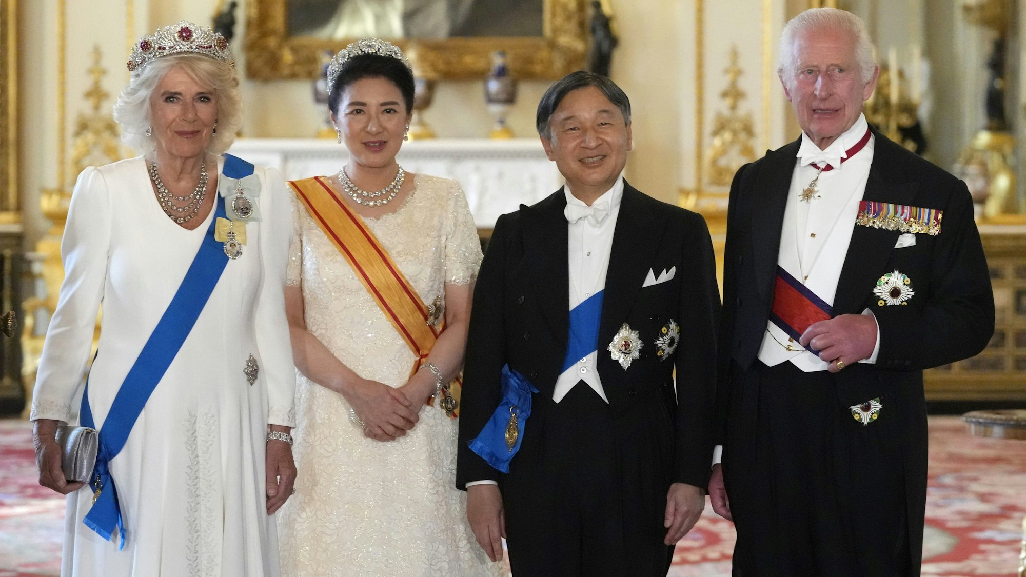 König Charles III (r) und seine Gemahlin Königin Camilla (l) begrüßen Kaiser Naruhito und seine Gemahlin Kaiserin Masako zu einem Staatsbankett im Buckingham Palace.