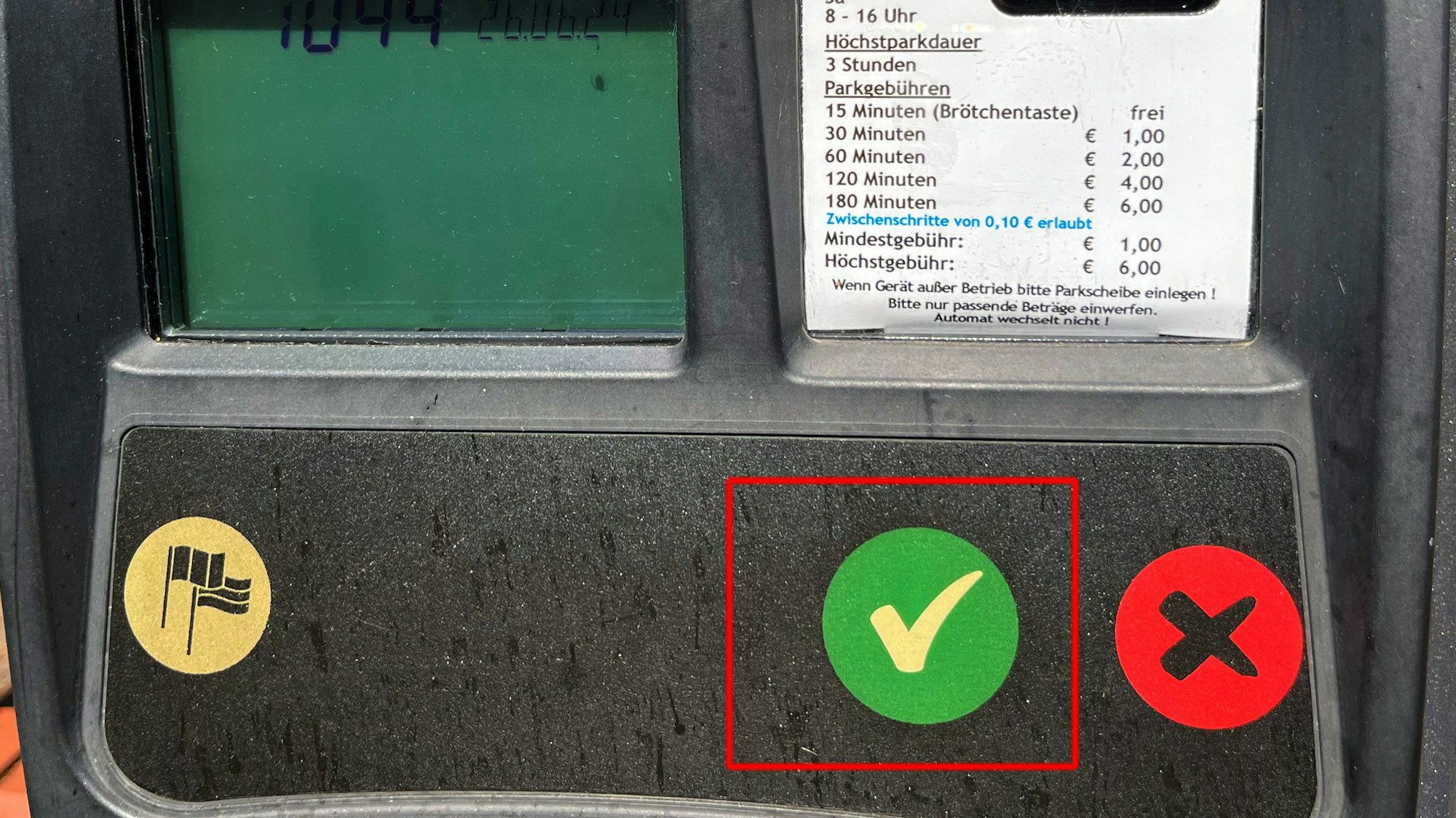 Die Bedienelemente eines Parkscheinautomaten. Die Preisliste nennt die "Brötchentaste" und 15 Minuten kostenloses Parken.
