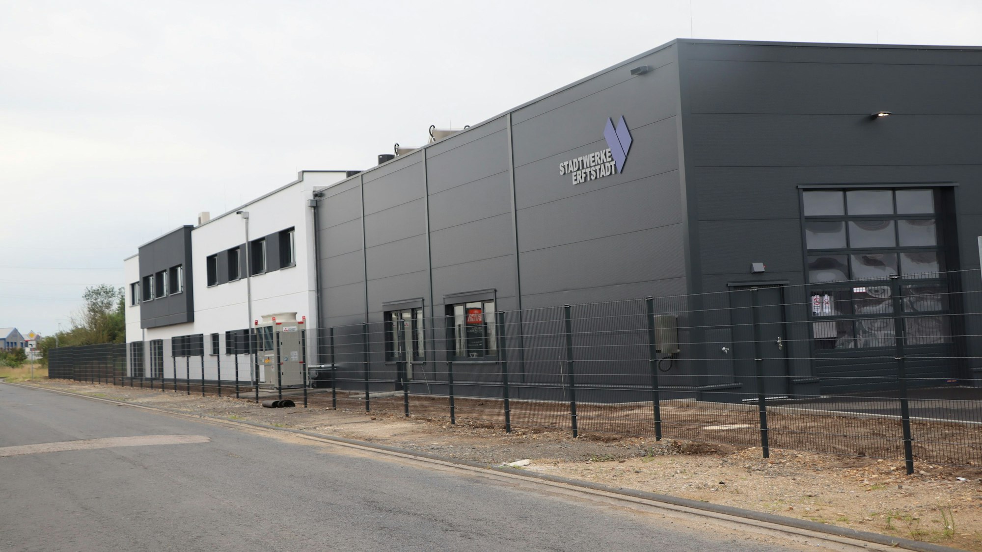 Der Zaun der Stadtwerke, der entlang der Grundstücksgrenze am Albert-Einstein-Ring steht, wird abgebaut.