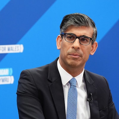 Der britische Premierminister Rishi Sunak spricht während eines Besuchs bei einem Badausstatter im Rahmen des Wahlkampfs.