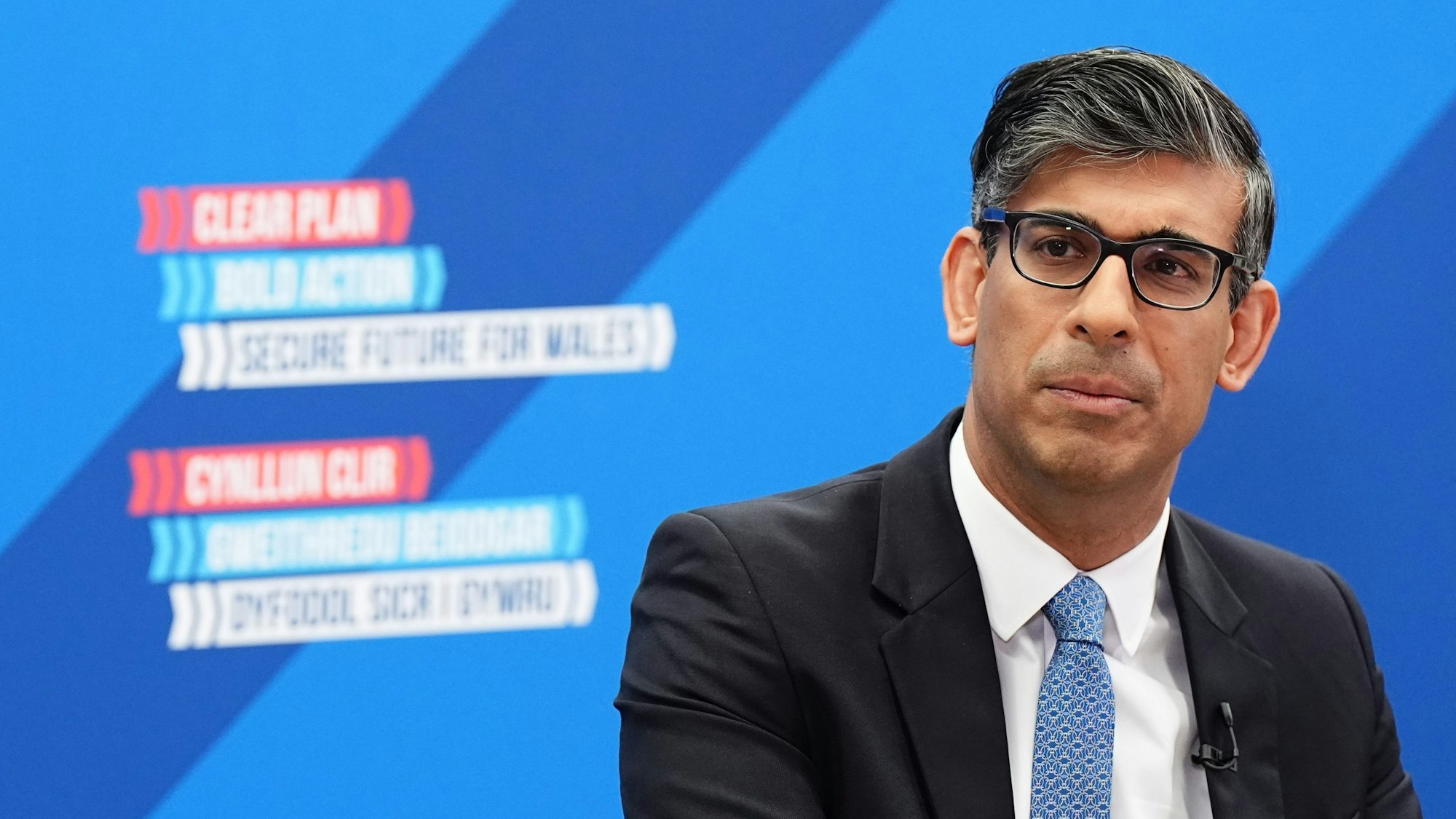 Der britische Premierminister Rishi Sunak spricht während eines Besuchs bei einem Badausstatter im Rahmen des Wahlkampfs.