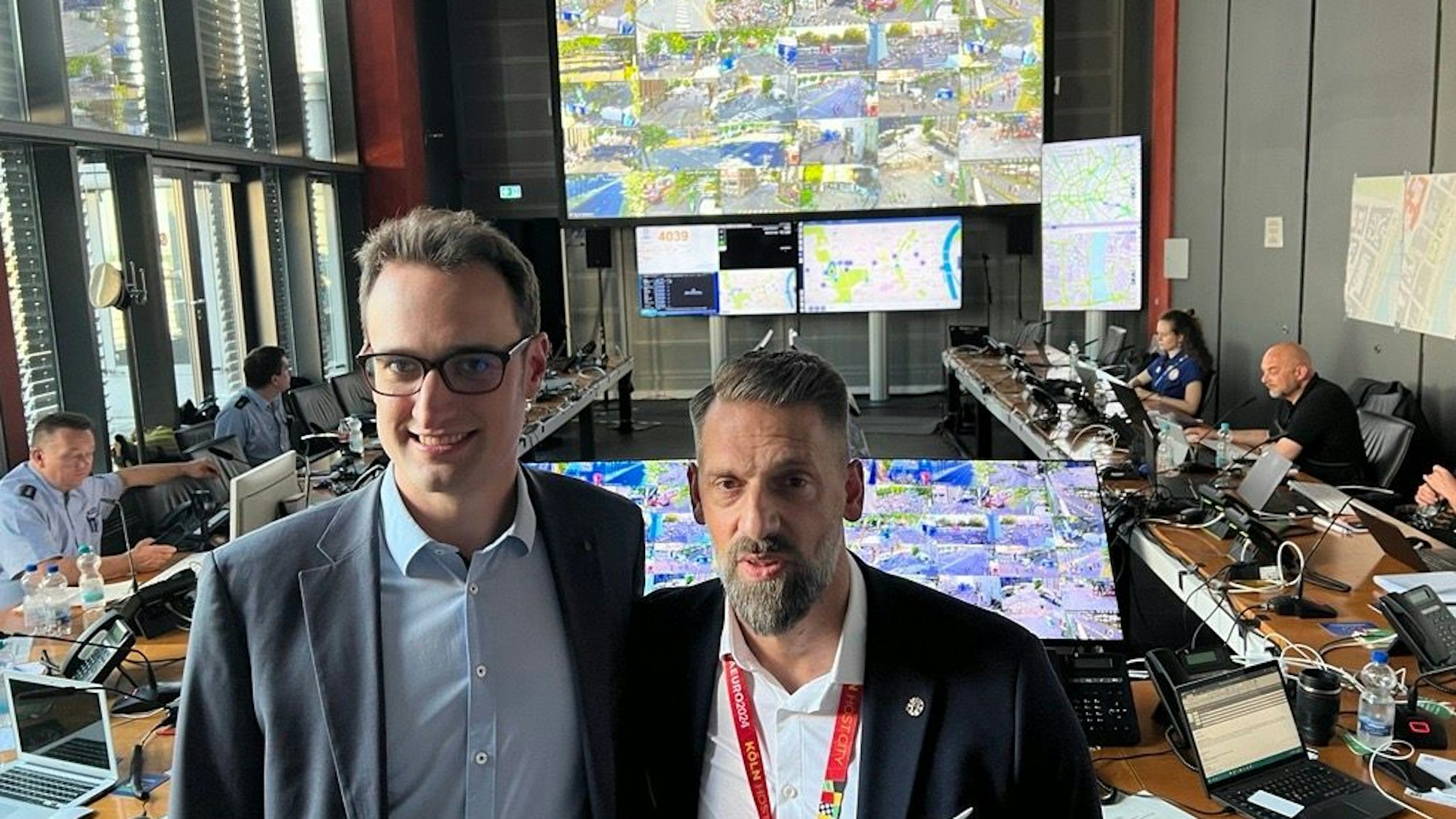 Karsten Fokuhl (l.) vom Ordnungsamt und Alexander Frey vom Sportamt leiten die Kölner Einsatzzentrale von Stadt, Polizei und Uefa während der EM.