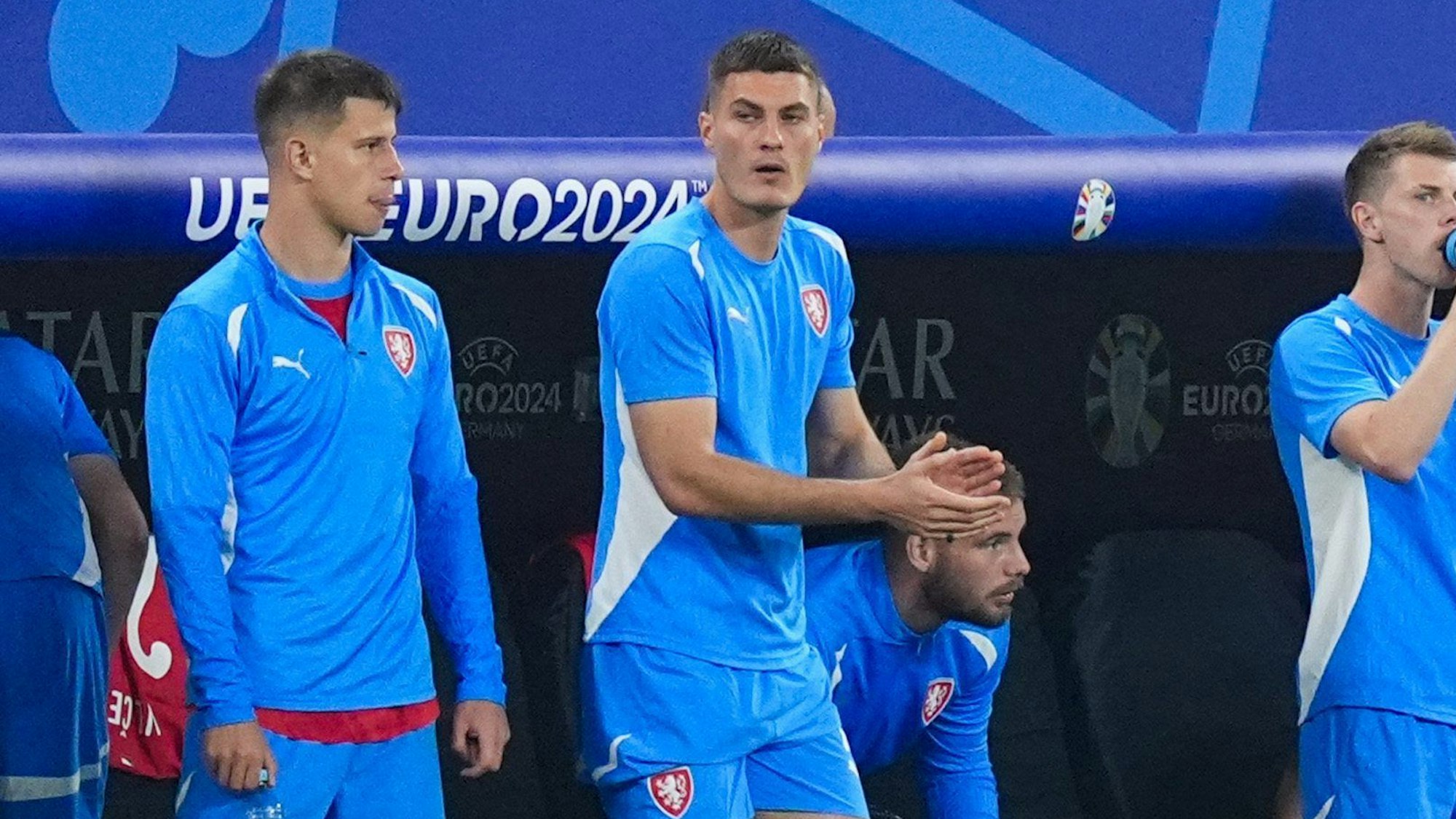 Tschechiens Patrik Schick (2.v.l) applaudiert an der Seitenlinie im Spiel gegen die Türkei. Neben ihm der ausgewechselte Adam Hlozek (l.).