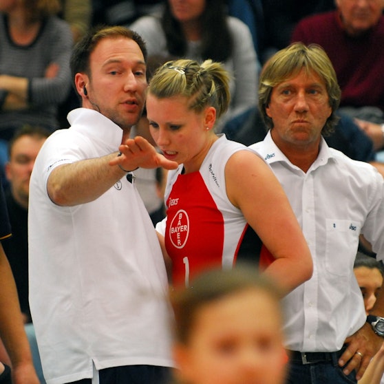 170308
Volleyball
TSV Bayer 04 Leverkusen - Rote Raben Vilsbiburg
links: Dirk Sauermann
mitte: Karla Borger
rechts: Jürgen Rothe
Foto: Uli Herhaus