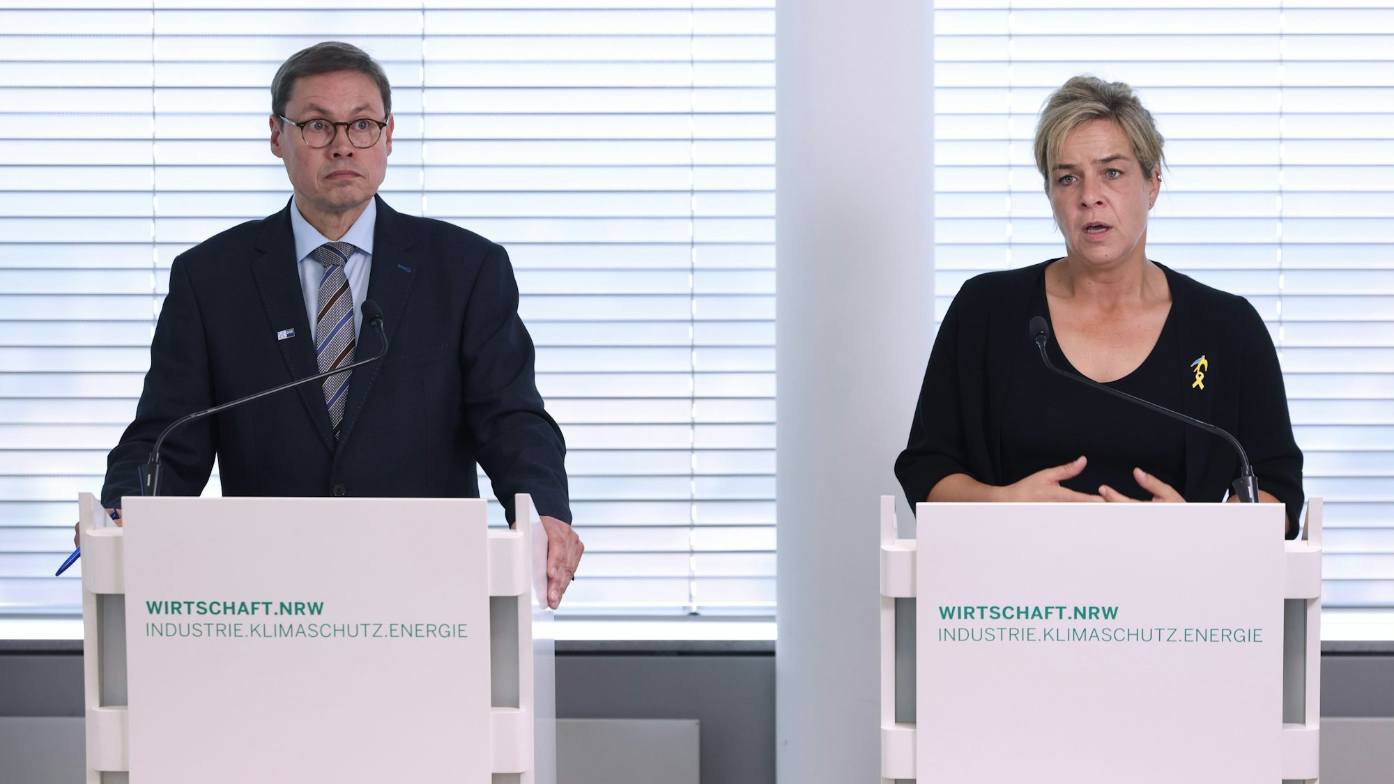 Ralf Stoffels, Präsident der IHK Nordrhein-Westfalen, und NRW-Wirtschaftsministerin Mona Neubaur sprechen auf einer Pressekonferenz zur Konjunktur. (Archivbild)