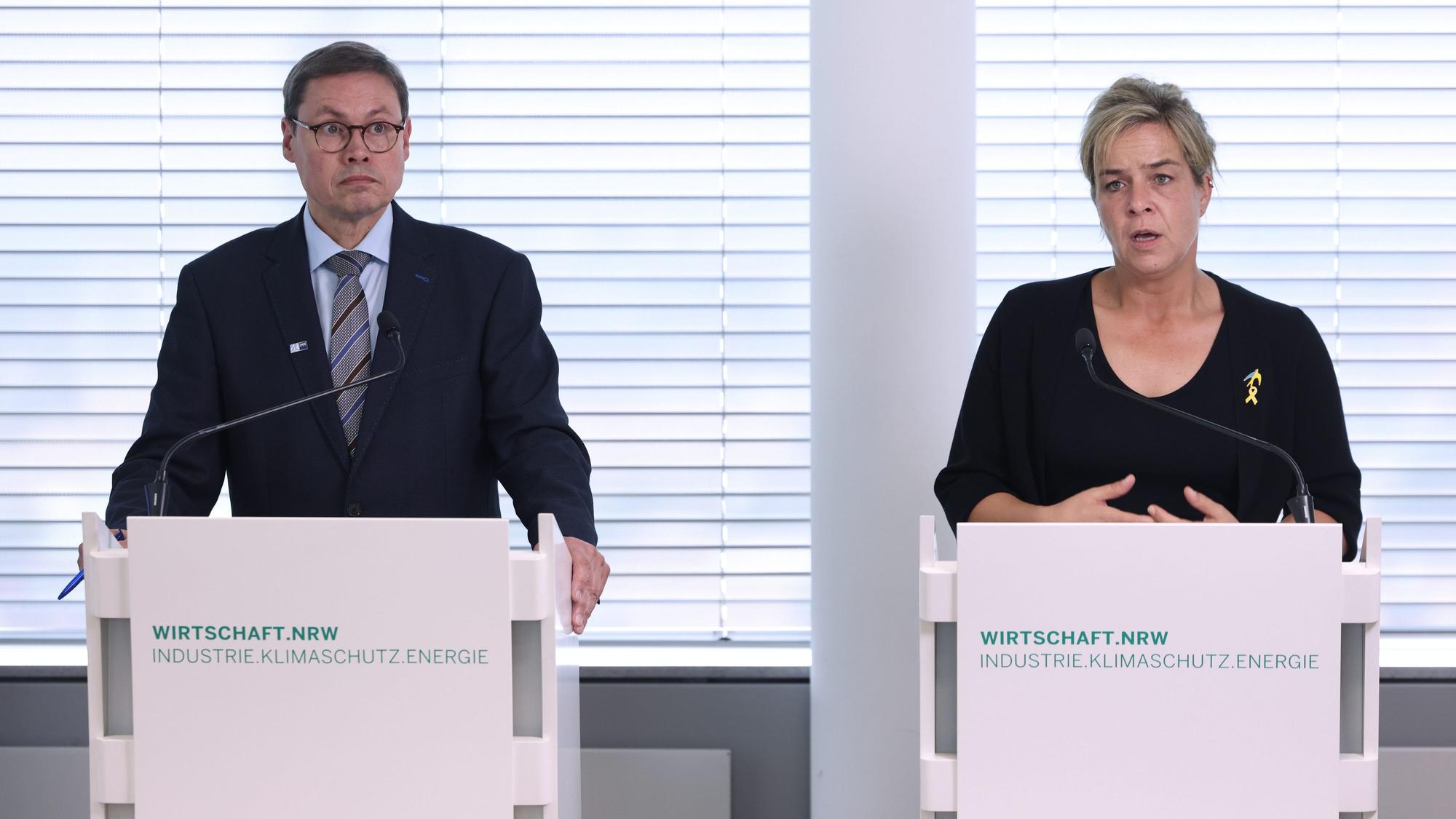 Mona Neubaur (Bündnis 90/Die Grünen, r), Wirtschaftsministerin von Nordrhein-Westfalen, und Ralf Stoffels, Präsident der IHK Nordrhein-Westfalen, sprechen auf einer Pressekonferenz zur Konjunktur.