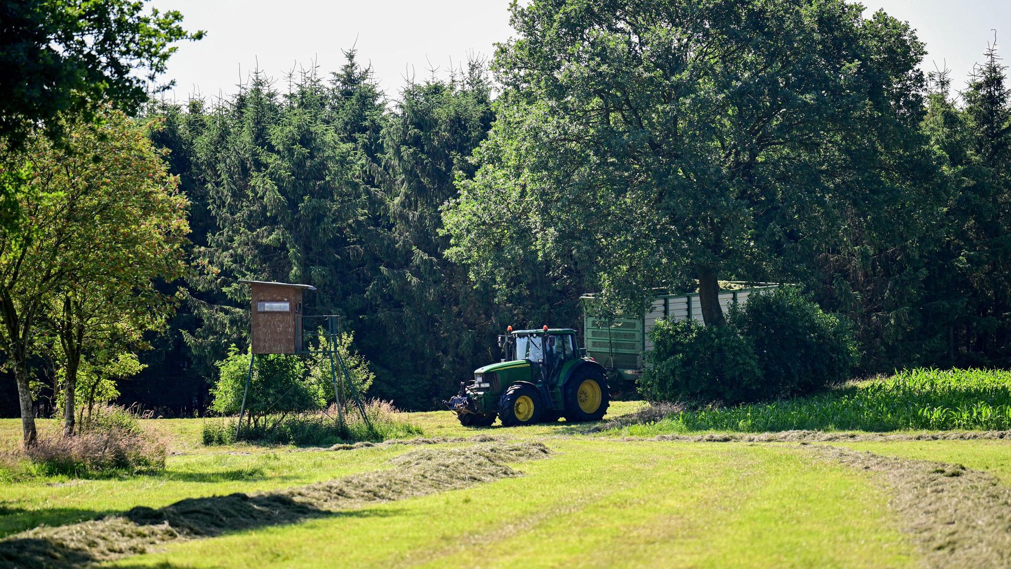 Ein Landwirt fährt mit Traktor über eine Wiese nahe des Fundortes einer Kinderleiche. Über zwei Monate nach dem Verschwinden des sechsjährigen Arian hat ein Landwirt im Norden Niedersachsens bei Mäharbeiten die Kinderleiche gefunden.