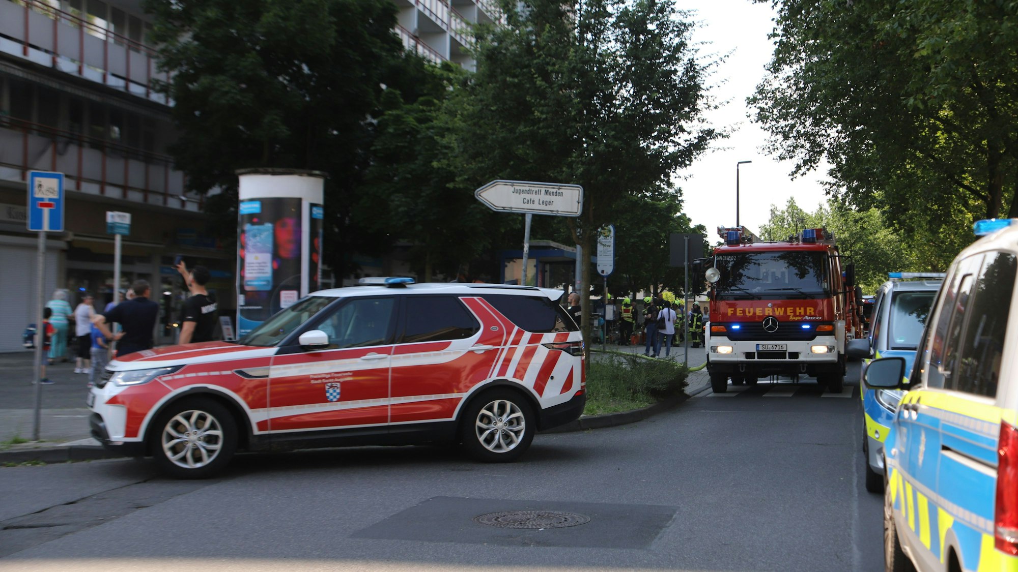 50 Einsatzkräfte waren nach Menden ausgerückt, die Mittelstraße war für etwa eine Stunde gesperrt.