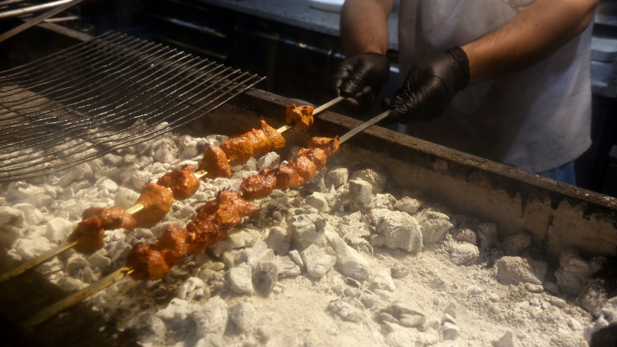 Holzkohle-Grill in der Weidegasse verursachen laut einem Gutachten zu viele Geruchsemissionen.