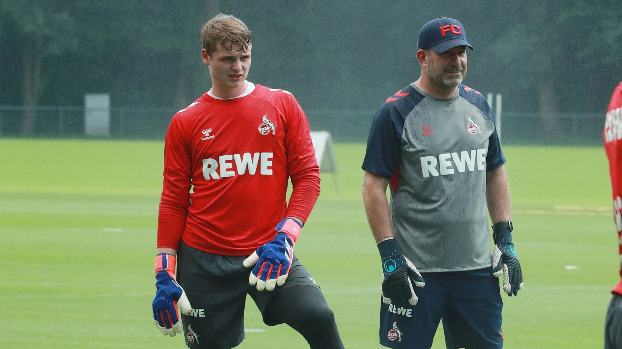 Peter Greiber (r.) trainiert beim 1. FC Köln Torhüter Jonas Urbig.