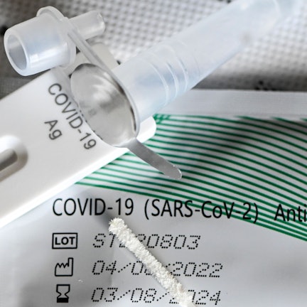 Ein Selbsttest für Covid-19 liegt auf mehreren FFP2-Masken.