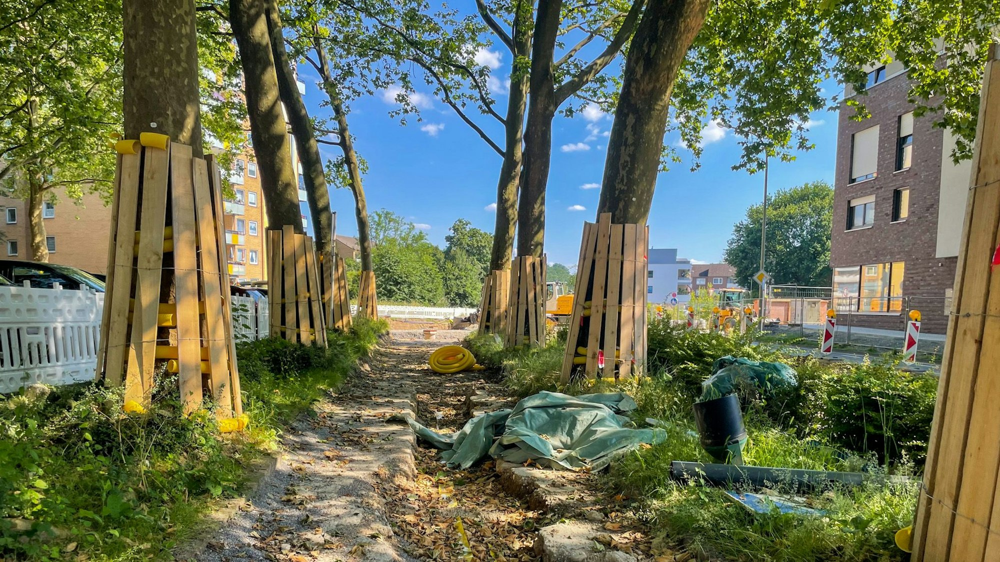An der Baustelle für den Kreisverkehr am Rathaushaus Leichlingen geht es nur schleppend voran.
