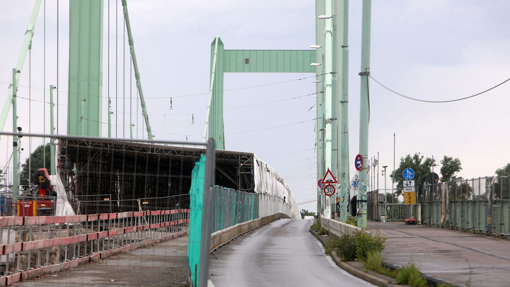 Seit dem Frühjahr 2024 ist die Mülheimer Brücke für den Bahnverkehr gesperrt.
