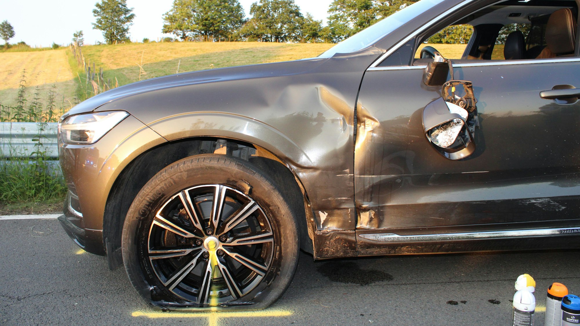 Der Motorradfahrer prallte frontal in den entgegenkommenden Pkw.
