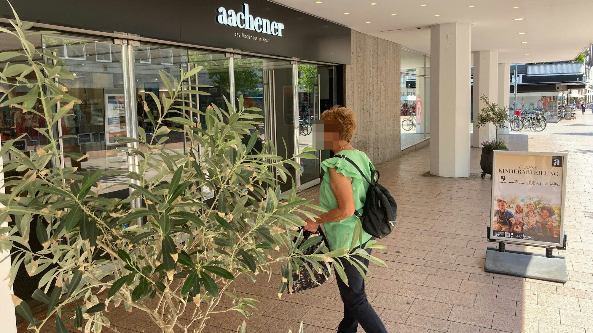 Auf dem Foto ist das Modehaus Aachener in der Brühler Innenstadt zu sehen.