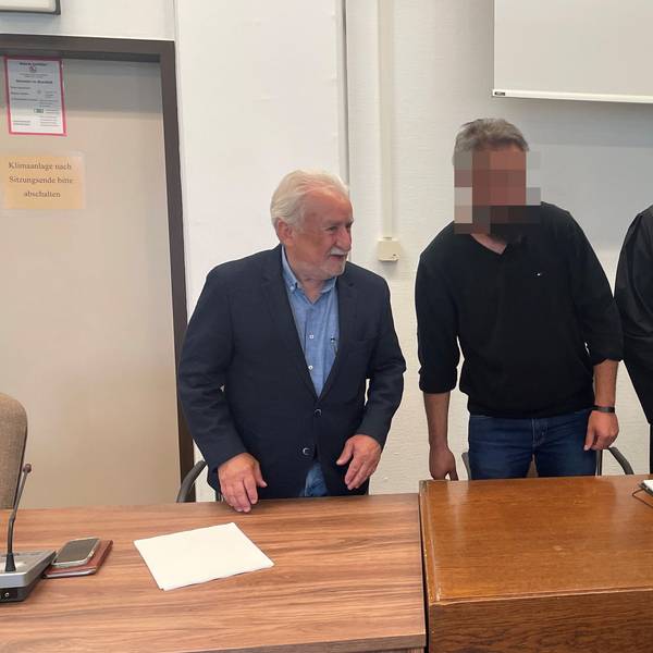 Mehmet B. (37) im Landgericht Köln zwischen Verteidiger Abdou Gabbar (r.) und Dolmetscher Bahadir Aksungur