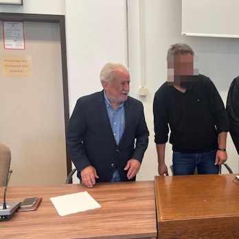 Mehmet B. (37) im Landgericht Köln zwischen Verteidiger Abdou Gabbar (r.) und Dolmetscher Bahadir Aksungur