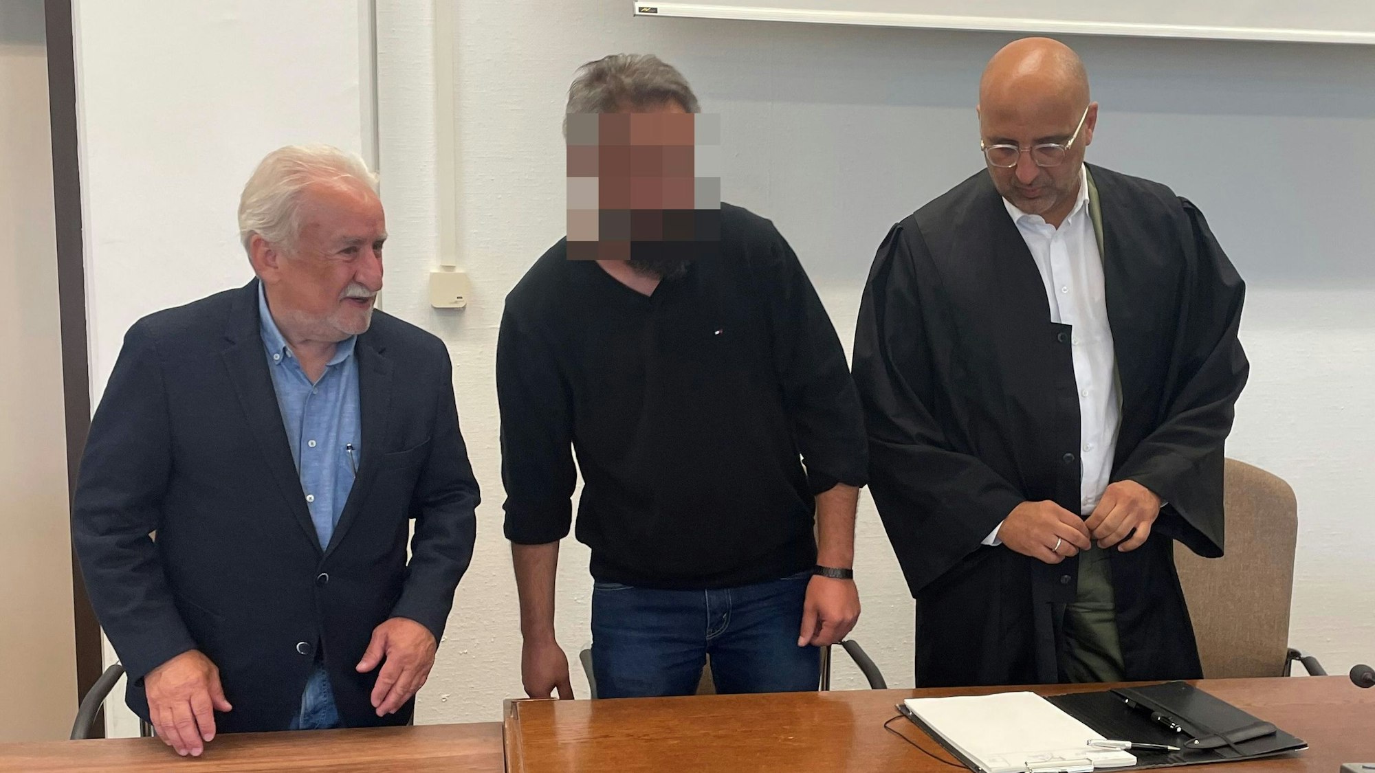 Mehmet B. (37) im Landgericht Köln zwischen Verteidiger Abdou Gabbar (r.) und Dolmetscher Bahadir Aksungur