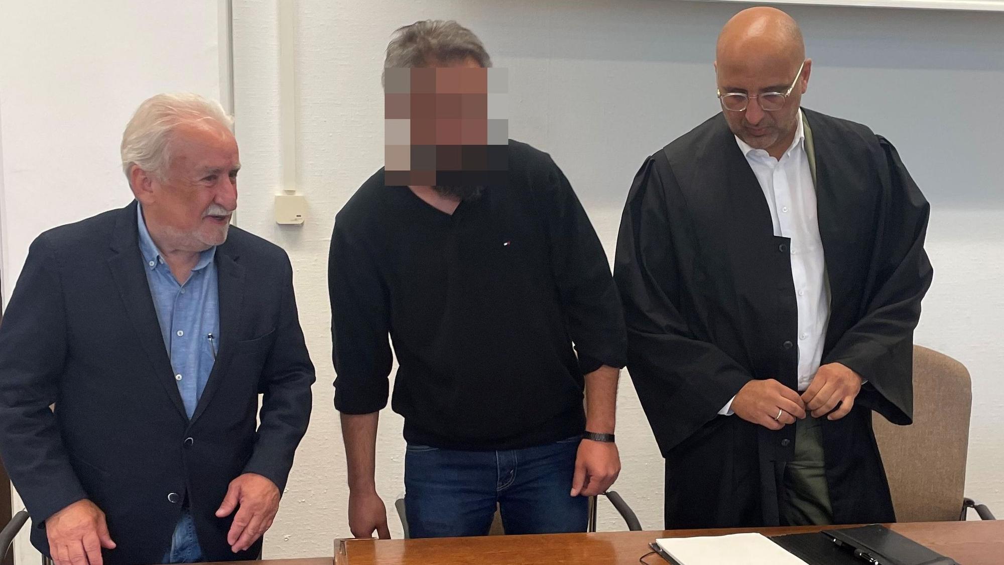 Mehmet B. (37) im Landgericht Köln zwischen Verteidiger Abdou Gabbar (r.) und Dolmetscher Bahadir Aksungur.