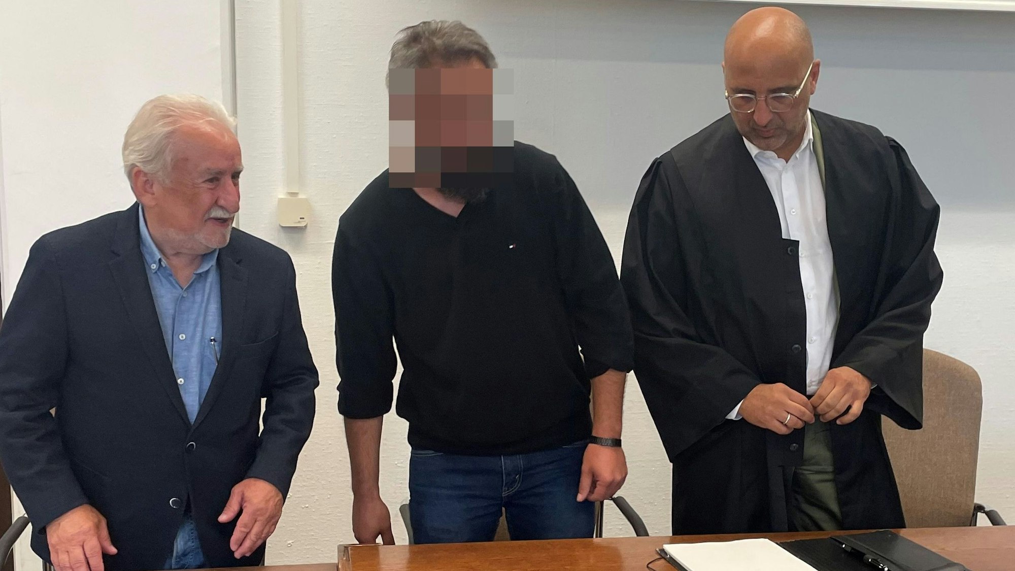 Mehmet B. (37) im Landgericht Köln zwischen Verteidiger Abdou Gabbar (r.) und Dolmetscher Bahadir Aksungur.