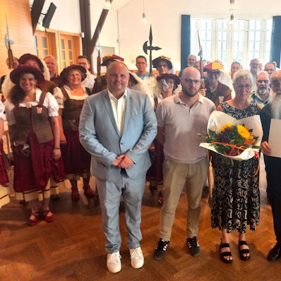 Gruppenfoto mit einem neuen Ehrenbürger