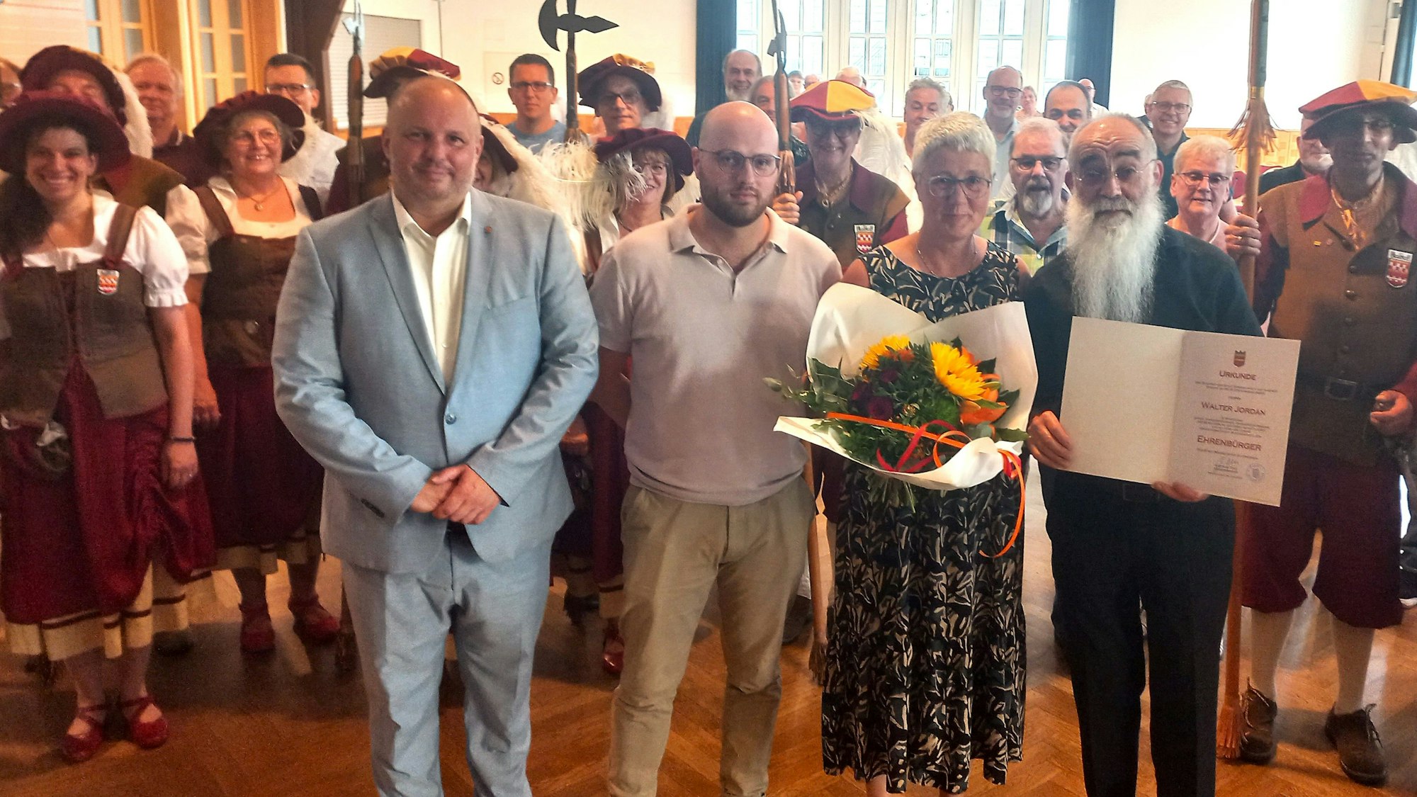 Gruppenfoto mit einem neuen Ehrenbürger