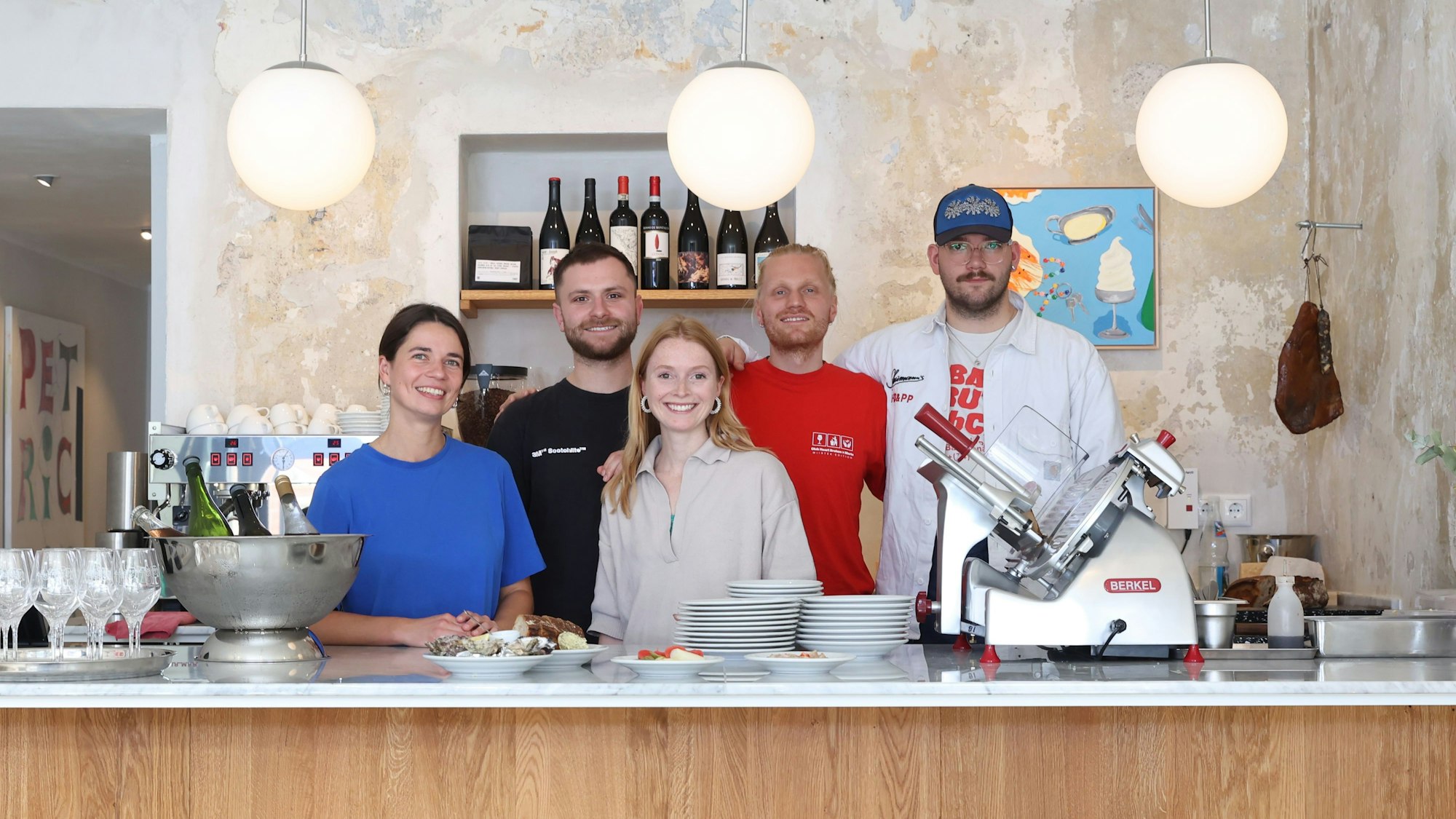 21.06.2024
Köln:
Kolumne „Schmeckts Frau Floß?“ über das „Frohnatur Bistro“.
Friesenwall 82
Aline Spetmann, Johannes Ipfelkofer, Pauline Ipfelkofer, Kevin Rademacker, Armin Hagenhenrich
Foto: Martina Goyert