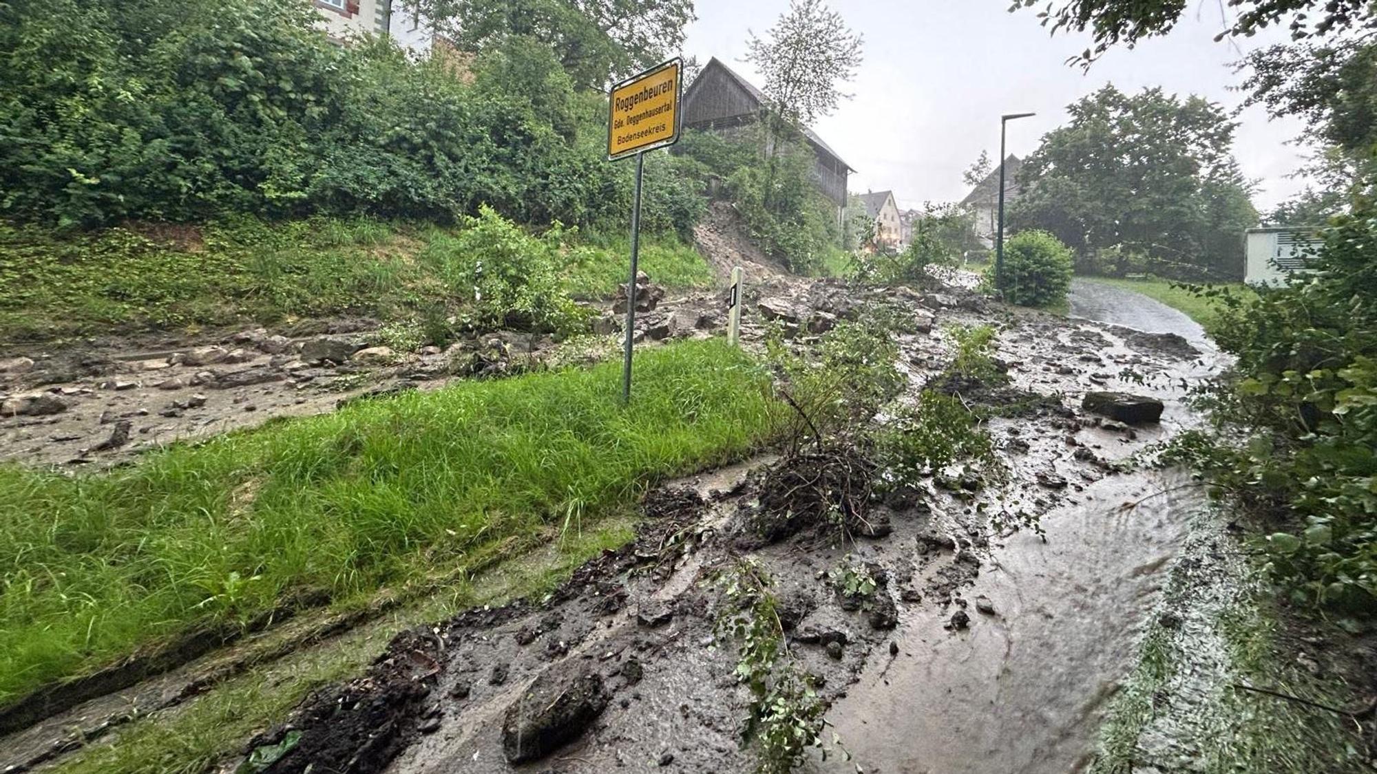 Erde und Geröll sind auf eine Straße gerutscht. Im Bodenseekreis und im Landkreis Ravensburg sind nach Polizeiangaben mehrere Straßen nach einem heftigen Unwetter überflutet worden.