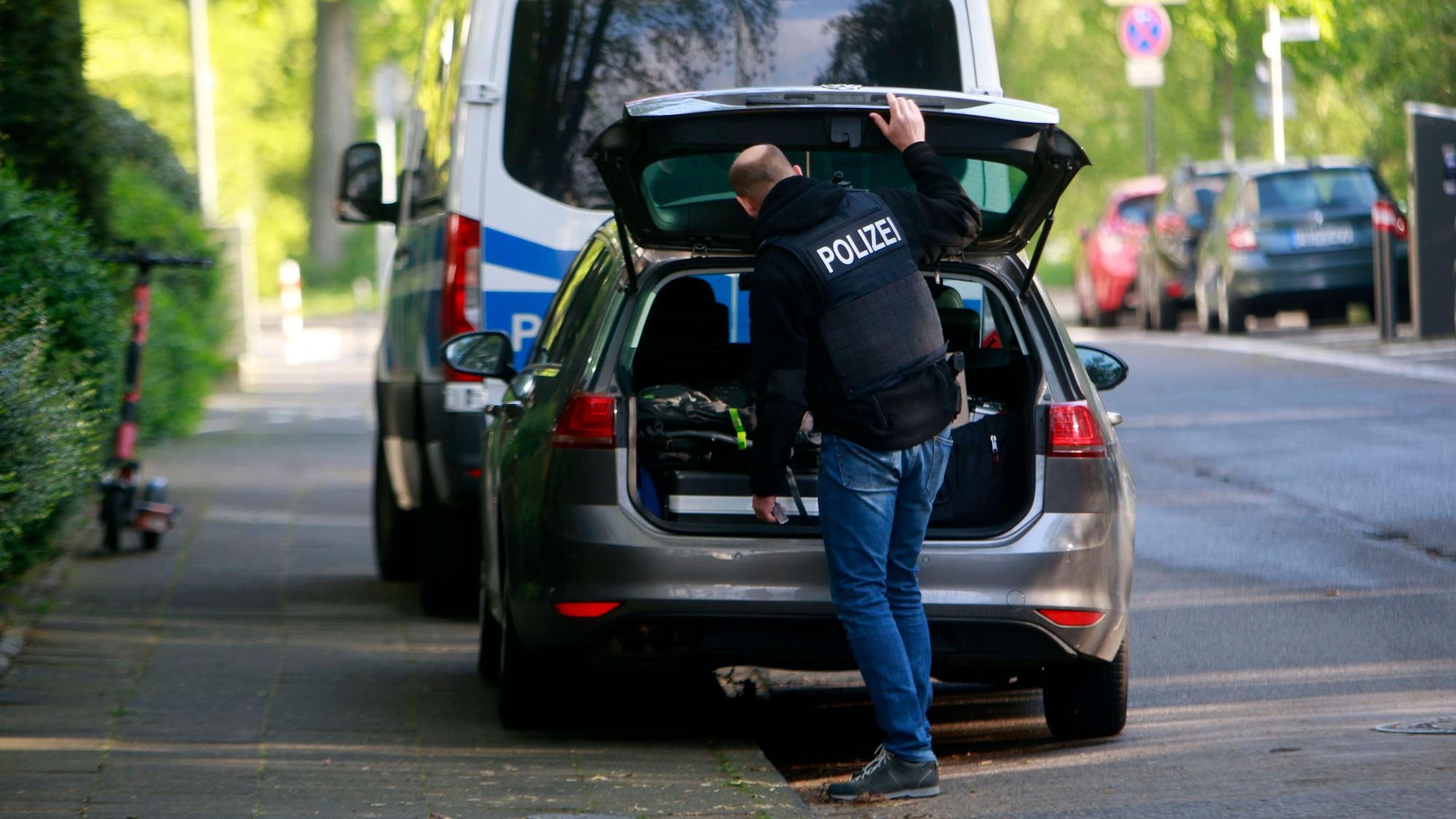 18.04.2024, Köln: Aktion gegen Schleuser von der Bundespolizei auch in Köln-Rodenkirchen. Foto: Arton Krasniqi