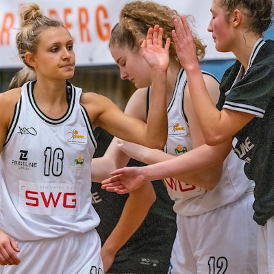 16.11.2019, xovx, Basketball Damen 2. Basketball Bundesliga Nord, Bender Baskets Gruenberg - ChemCats Chemnitz emspor, v.l. v.l. Cassidy Mihalko Bender Baskets Gruenberg, Carlice Poelstra Bender Baskets Gruenberg, Lisa Bonacker Bender Baskets Gruenberg Gruenberg *** 16 11 2019, xovx, Basketball Women 2 Basketball Bundesliga North, Bender Baskets Gruenberg ChemCats Chemnitz emspor, v l v l Cassidy Mihalko Bender Baskets Gruenberg , Carlice Poelstra Bender Baskets Gruenberg , Lisa Bonacker Bender Baskets Gruenberg