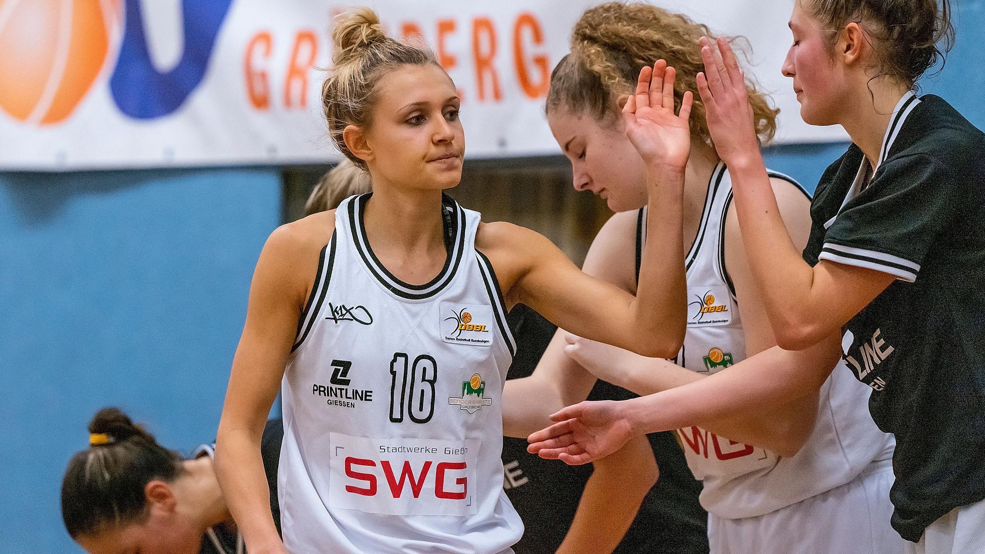16.11.2019, xovx, Basketball Damen 2. Basketball Bundesliga Nord, Bender Baskets Gruenberg - ChemCats Chemnitz emspor, v.l. v.l. Cassidy Mihalko Bender Baskets Gruenberg, Carlice Poelstra Bender Baskets Gruenberg, Lisa Bonacker Bender Baskets Gruenberg Gruenberg *** 16 11 2019, xovx, Basketball Women 2 Basketball Bundesliga North, Bender Baskets Gruenberg ChemCats Chemnitz emspor, v l v l Cassidy Mihalko Bender Baskets Gruenberg , Carlice Poelstra Bender Baskets Gruenberg , Lisa Bonacker Bender Baskets Gruenberg