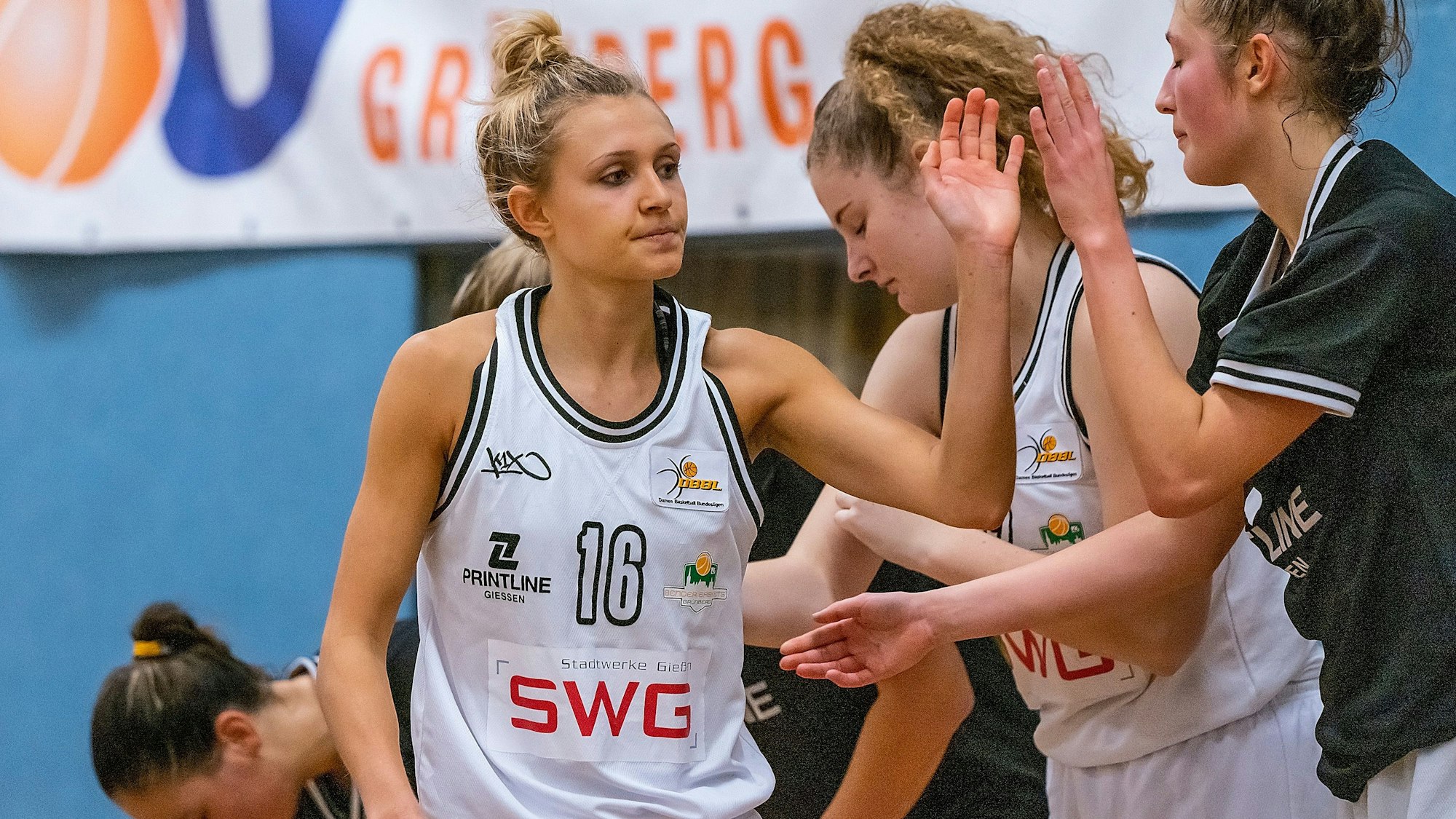 16.11.2019, xovx, Basketball Damen 2. Basketball Bundesliga Nord, Bender Baskets Gruenberg - ChemCats Chemnitz emspor, v.l. v.l. Cassidy Mihalko Bender Baskets Gruenberg, Carlice Poelstra Bender Baskets Gruenberg, Lisa Bonacker Bender Baskets Gruenberg Gruenberg *** 16 11 2019, xovx, Basketball Women 2 Basketball Bundesliga North, Bender Baskets Gruenberg ChemCats Chemnitz emspor, v l v l Cassidy Mihalko Bender Baskets Gruenberg , Carlice Poelstra Bender Baskets Gruenberg , Lisa Bonacker Bender Baskets Gruenberg