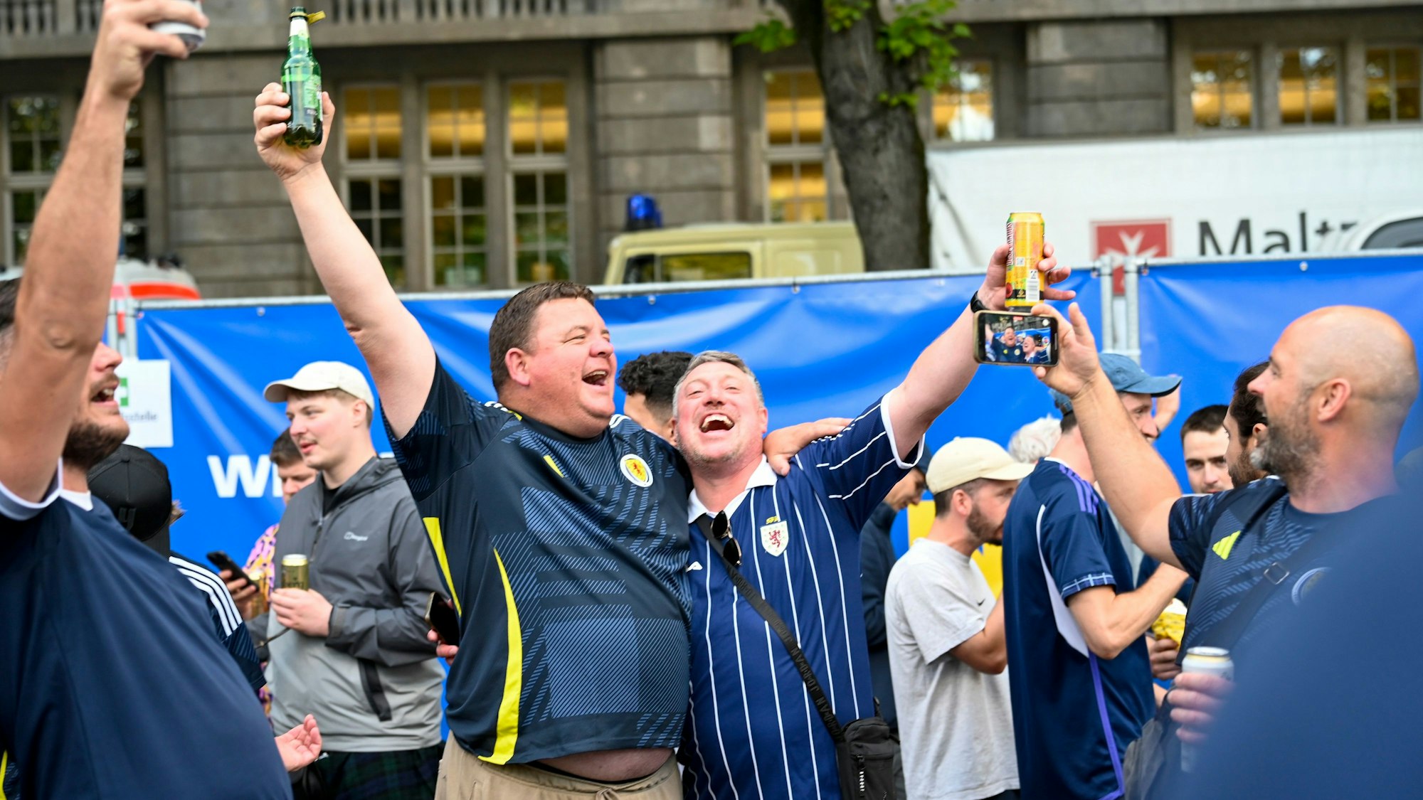 Schottische Fans mit Bier jubeln.