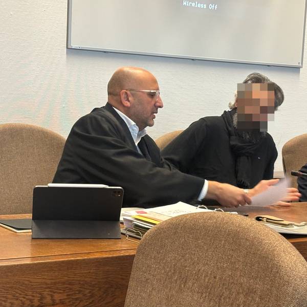 Links Verteidiger Abdou Gabbar, rechts der Angeklagte (37)
