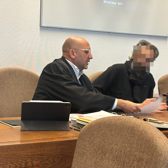 Links Verteidiger Abdou Gabbar, rechts der Angeklagte (37)