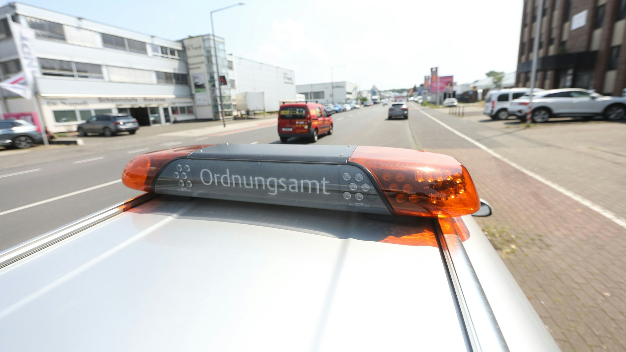 Der Kampfmittelbeseitigungsdienst der Bezirksregierung hat die Fünf-Zentner-Bombe in Köln-Longerich erfolgreich entschärft.