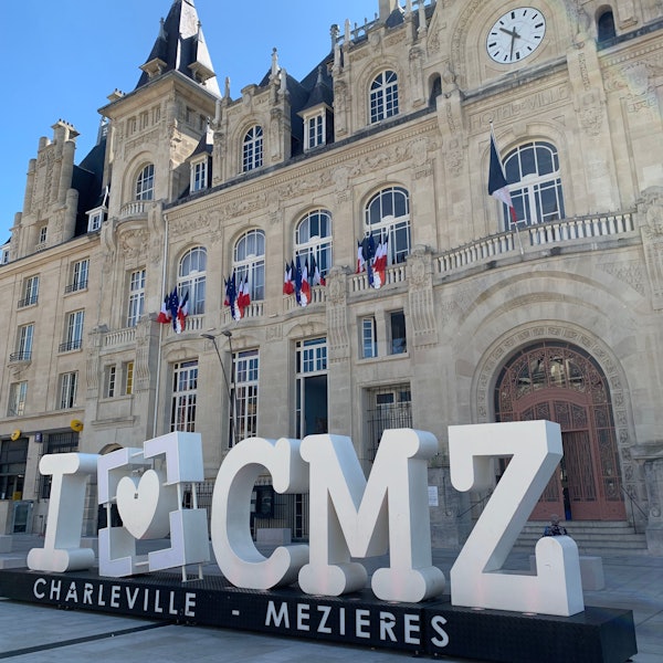 Der Fotospot in Charleville-Mézières besteht aus dem Schriftzug„ I love CMZ“, wobei ein Herzsymbol für das Wort „love“ steht.