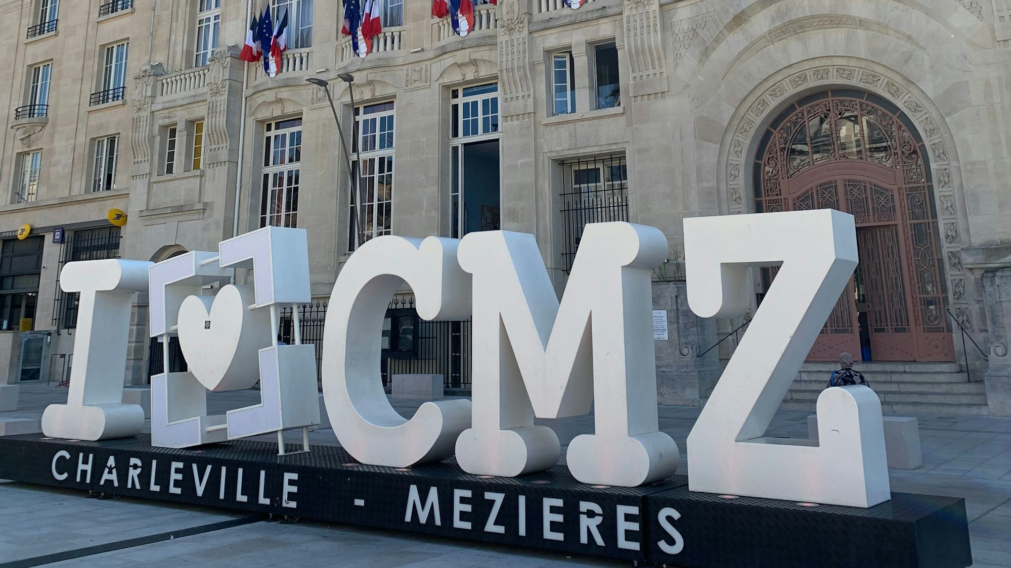 Der Fotospot in Charleville-Mézières besteht aus dem Schriftzug„ I love CMZ“, wobei ein Herzsymbol für das Wort „love“ steht.