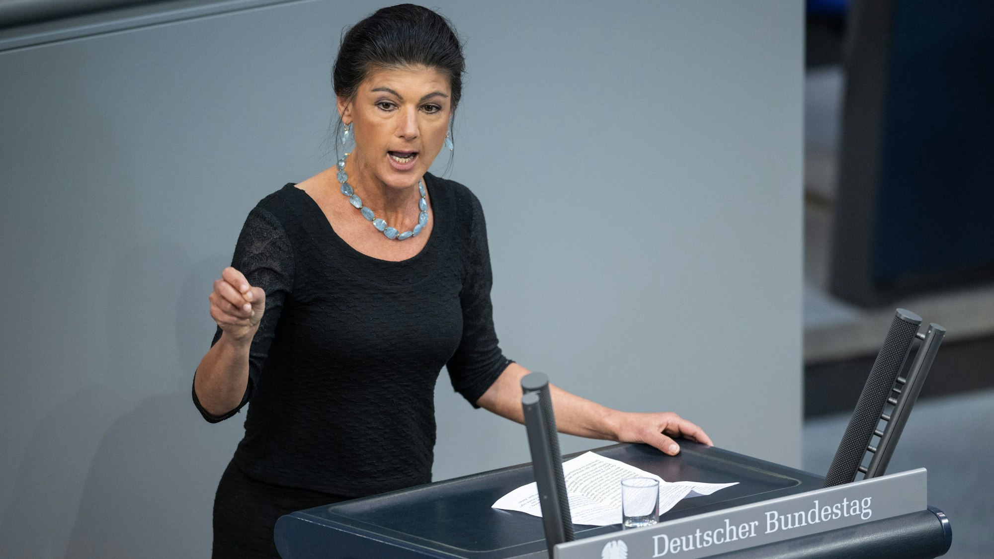 Sahra Wagenknecht bei ihrer Rede im Bundestag am Mittwoch. Nach dem Auftritt verschwand die BSW-Gruppe aus dem Parlament – und stimmte angeblich auch nicht für die eigenen Anträge.