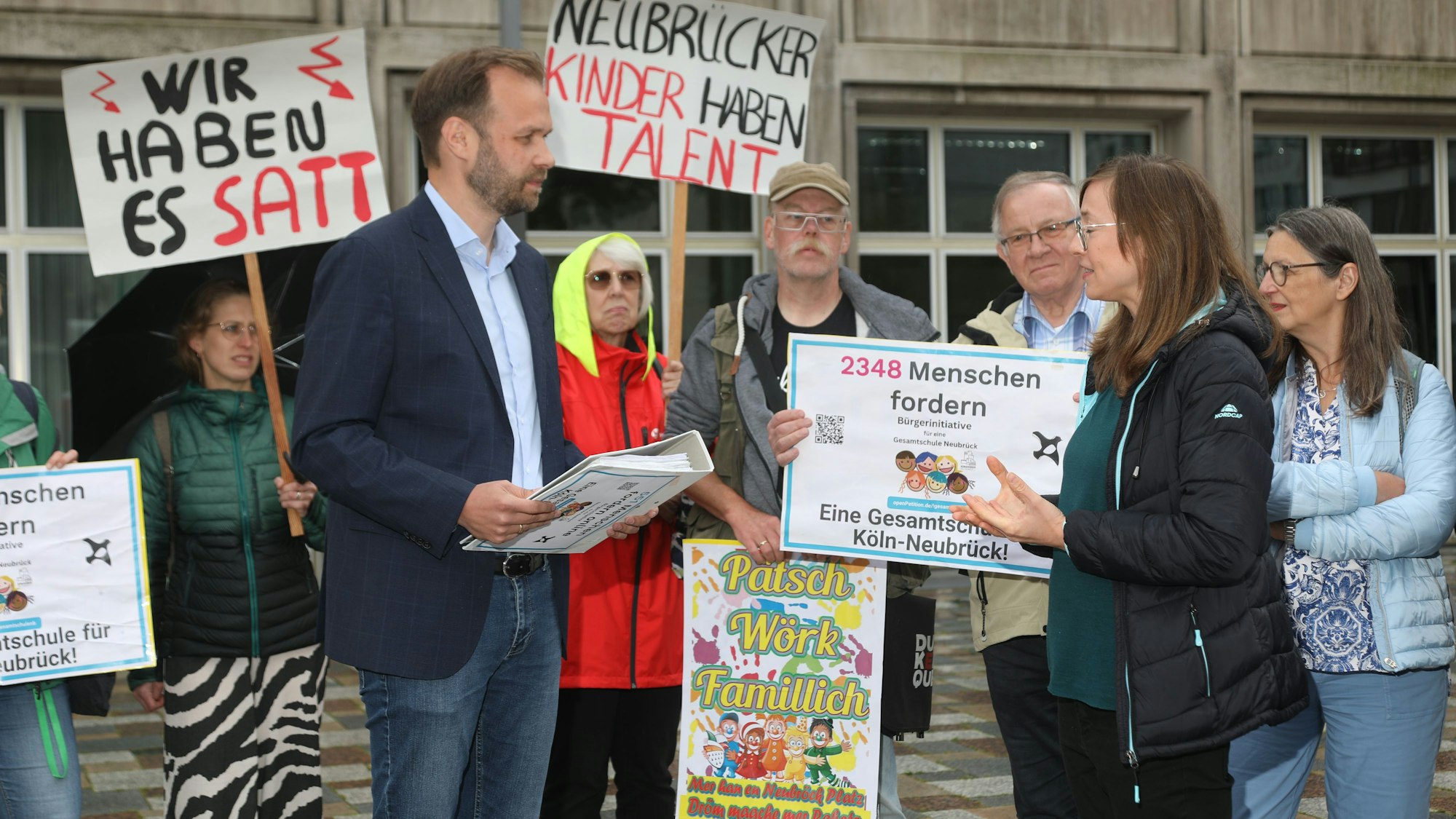 Protestierende vor dem Kölner Rathaus