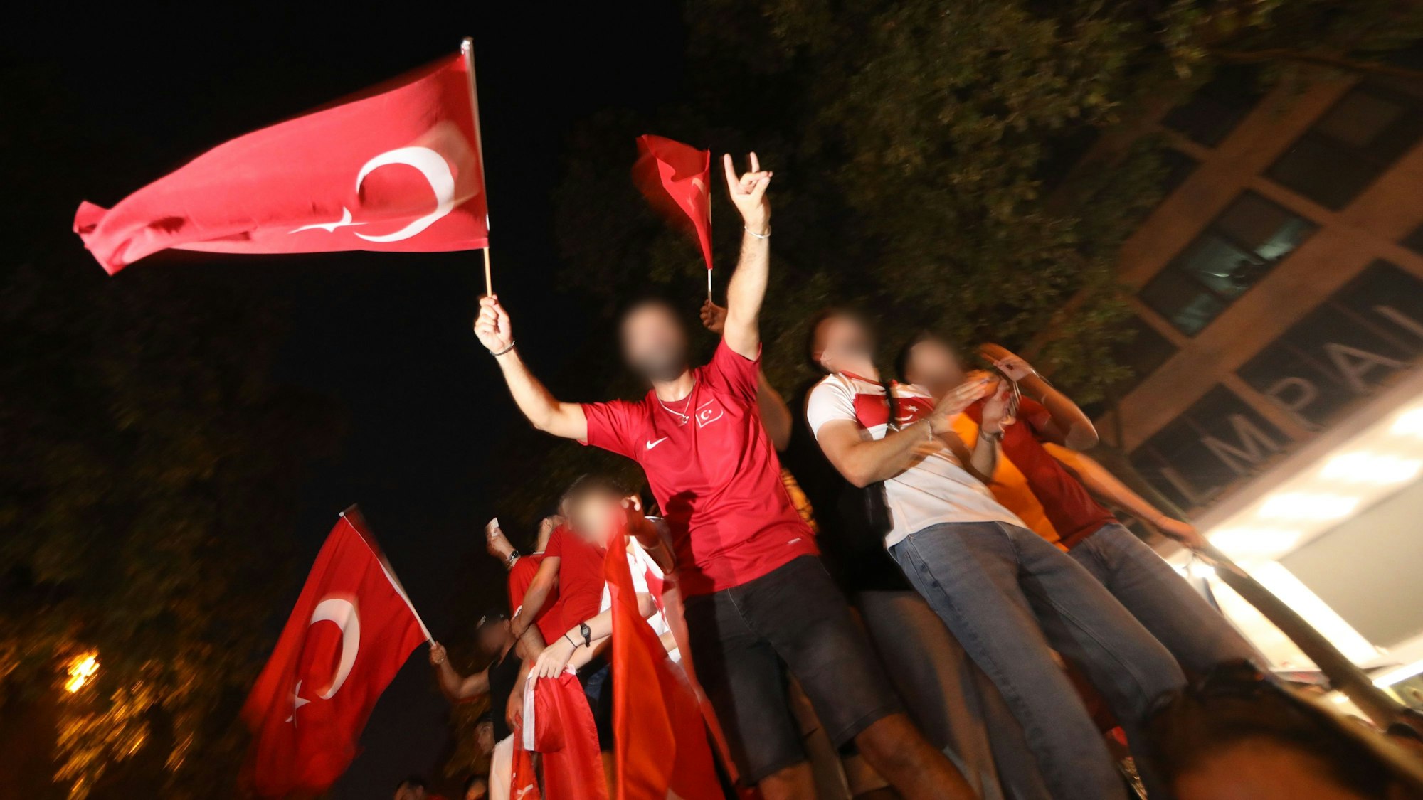 Nach dem EM-Sieg gegen Tschechien feiern Fans der türkischen Nationalmannschaft ihr Team auf den Ringen – auch mit dem umstrittenen „Wolfsgruß“ türkischer Rechtsextremisten.