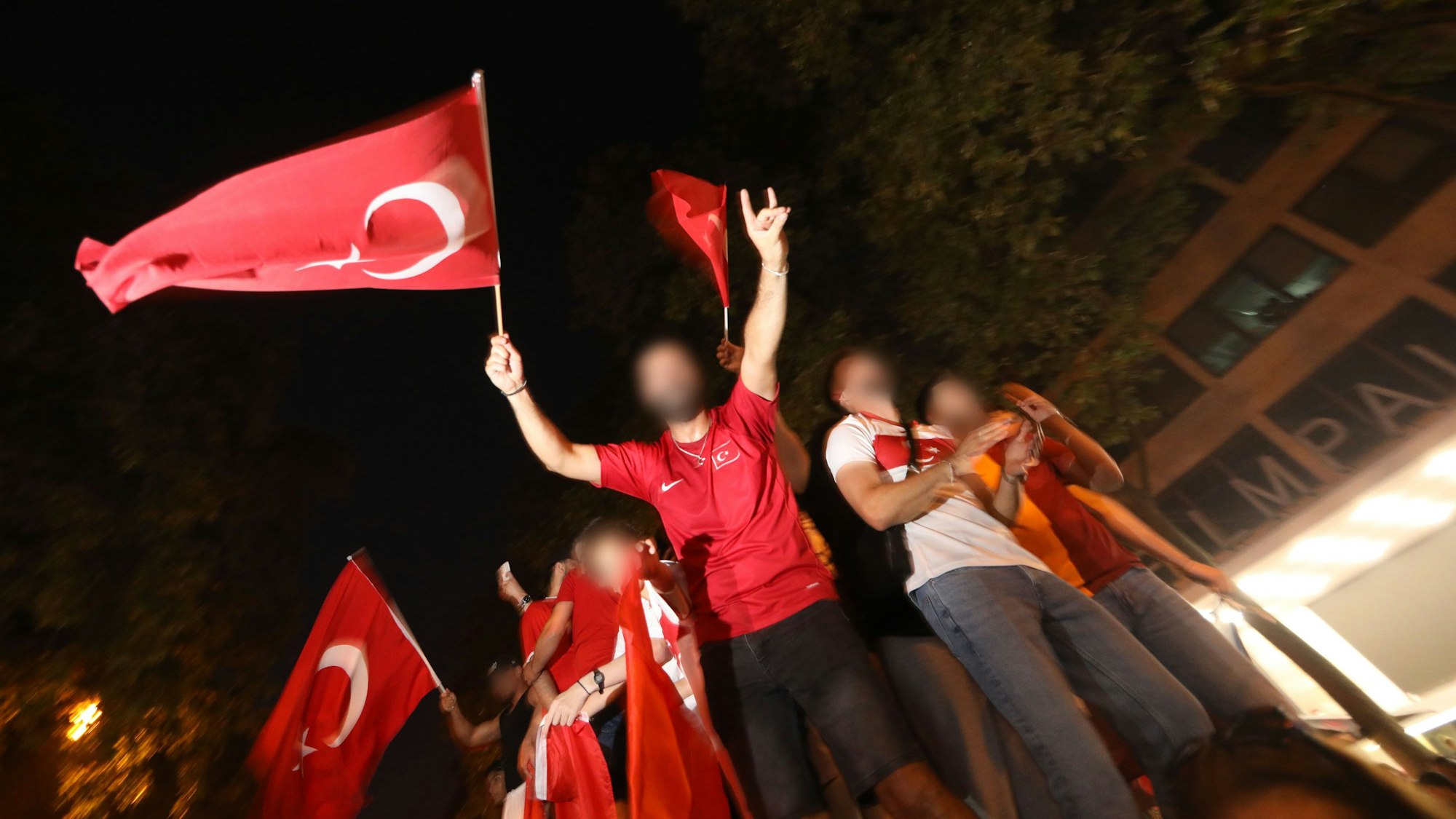 Nach dem EM-Sieg gegen Tschechien feiern Fans der türkischen Nationalmannschaft 2024 ihr Team auf den Ringen – auch mit dem umstrittenen „Wolfsgruß“ türkischer Rechtsextremisten.