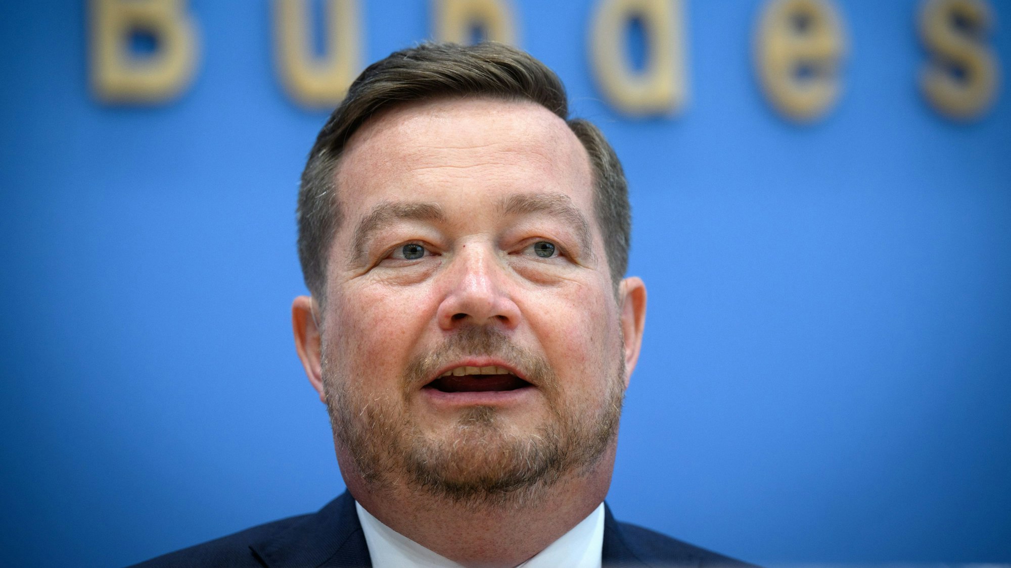 Uli Grötsch, Polizeibeauftragter des Bundes beim Deutschen Bundestag, stellt in der Bundespressekonferenz den ersten Bericht des Polizeibeauftragten des Bundes vor.